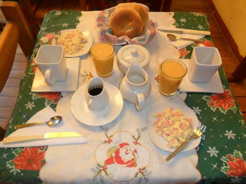 una mesa con platos de comida y bebidas. en Chaquill Chak'a, en Cusco