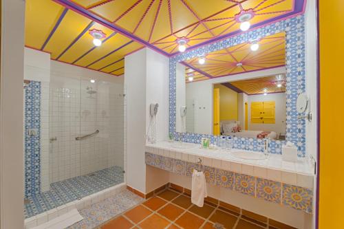 A bathroom at Hotel Mocawa Resort