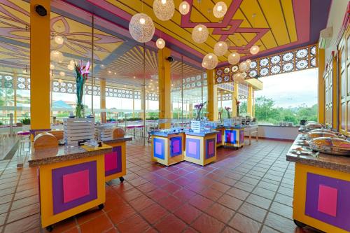 um brinquedo de parque de diversões com mesas coloridas e lustres em Hotel Mocawa Resort em La Tebaida