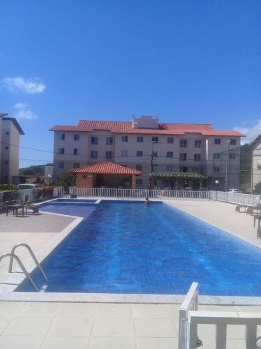 a large swimming pool in front of a building at Paraiso em Iheus in Ilhéus