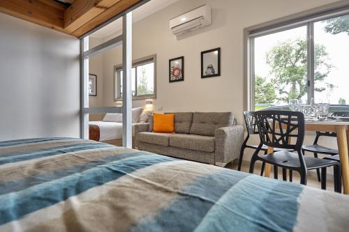 Postel nebo postele na pokoji v ubytování BIG4 Launceston Holiday Park