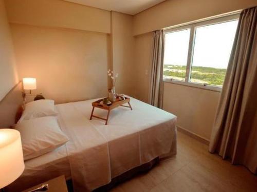um quarto com uma cama com uma mesa e uma janela em Salinas Park Resort em Salinópolis