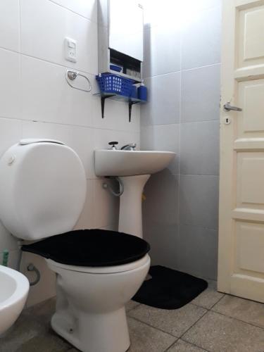 łazienka z toaletą i umywalką w obiekcie Departamento Catamarca w mieście San Fernando del Valle de Catamarca
