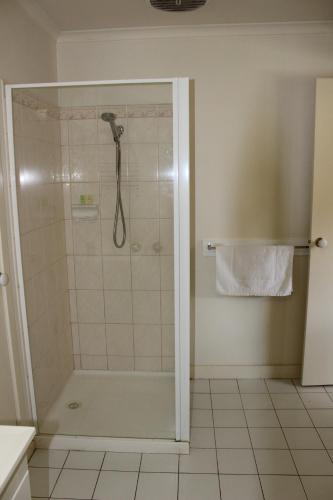 een badkamer met een douche en een glazen deur bij Australian Home Away Ringwood Bardia in Ringwood