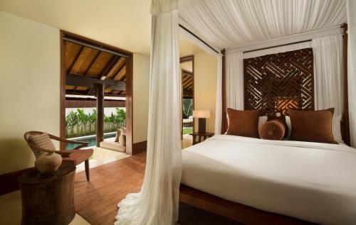 Postel nebo postele na pokoji v ubytování The Legian Seminyak, Bali