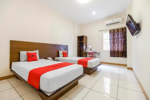 Postel nebo postele na pokoji v ubytování RedDoorz Plus at Karebosi Area 2 Makassar