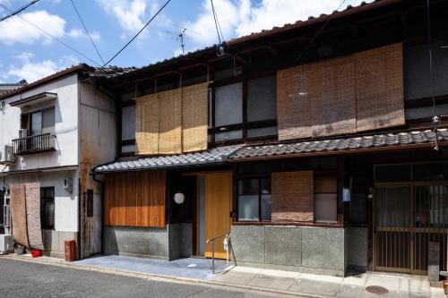 京都的住宿－Machiya Hotel YANAGI，街道边的建筑物