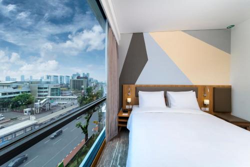Postel nebo postele na pokoji v ubytování Holiday Inn Express Jakarta Matraman by IHG