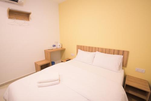 Un pat sau paturi într-o cameră la LTL Guesthouse