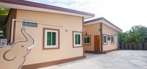 a small house with a driveway next to it at Phunsap Phayao 168 Resort in Phayao