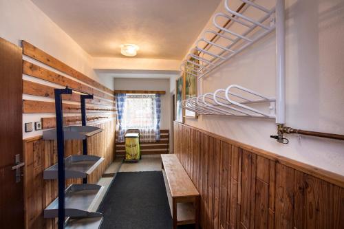 szatnia z łóżkami piętrowymi i ławką w obiekcie Apartmán Braun w Rokitnicach nad Izerą