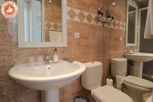 une salle de bain avec un lavabo, des toilettes et un miroir dans l'établissement ALC - MOL6 - 9 min Palais and 5 min Beaches, à Cannes