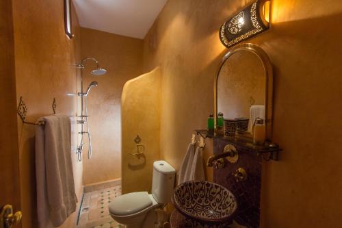 La salle de bains est pourvue de toilettes, d'un lavabo et d'une douche. dans l'établissement Riad Sanaa Rose, à Fès