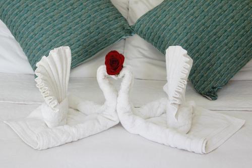 Postel nebo postele na pokoji v ubytování Los Milagros Hotel