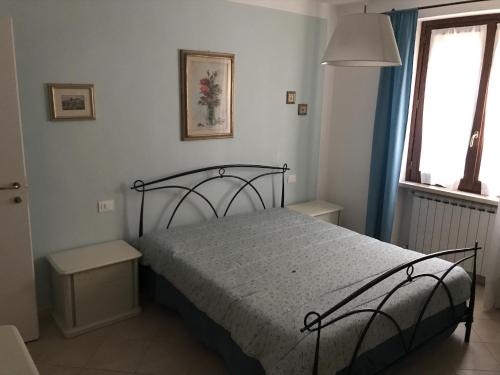 - une chambre avec un lit et une fenêtre dans l'établissement Appartamenti la Castagna, à Abbadia San Salvatore