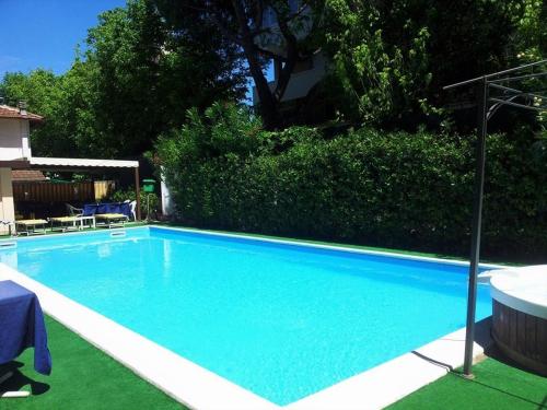 Bazén v ubytování Hotel Arlecchino Riccione nebo v jeho okolí