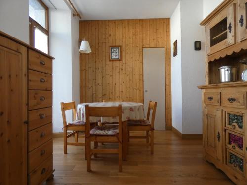une salle à manger avec une table et des chaises dans l'établissement Residence Le Carlton Cham, à Chamonix-Mont-Blanc