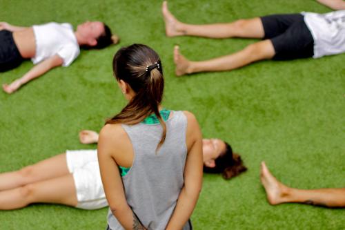 a group of people laying on the grass at A Coroa Hostel & Pousada in Arraial do Cabo