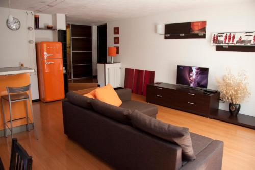 a living room with a couch and a tv at Alle Falesie in Duino