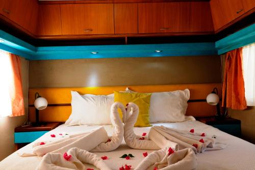 ein Schlafzimmer mit einem Bett mit Handtüchern darauf in der Unterkunft Golden Sand Beach Club & Caravan Holidays in Oludeniz