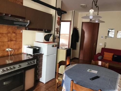 a small kitchen with a table and a small kitchen with a table and a table at Villaggio Bianco in San Giacomo