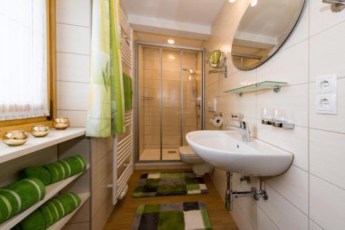 ein Bad mit einem Waschbecken, einem WC und einer Dusche in der Unterkunft Gästehaus Wanker in Ehrwald