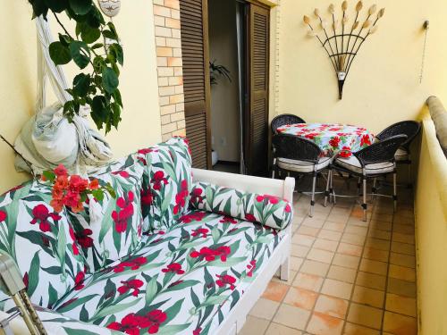 a balcony with a couch and a table and chairs at Pipa Flat Solar in Pipa