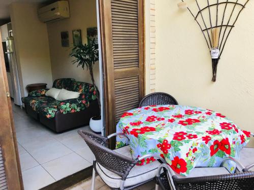 a table and chairs with a flowered table at Pipa Flat Solar in Pipa