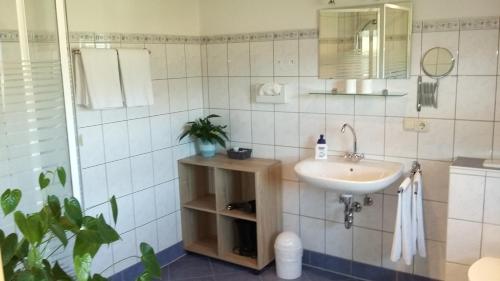 Gästehaus Attenhauser tesisinde bir banyo