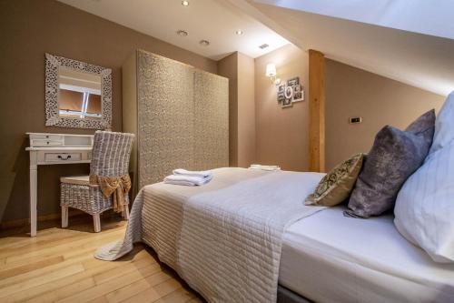 Postel nebo postele na pokoji v ubytování Olives Ruterra Loft with Sauna