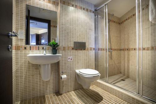 ein Bad mit einem WC, einem Waschbecken und einer Dusche in der Unterkunft Protaras Fig Tree Bay Suite in Protaras