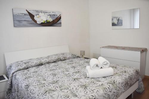 Postel nebo postele na pokoji v ubytování Comfy Apt 2 bedrooms and free parking - Quite area