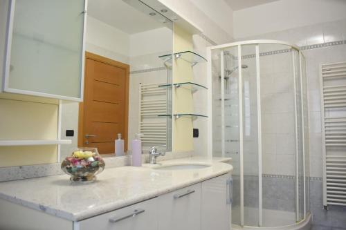 Koupelna v ubytování Comfy Apt 2 bedrooms and free parking - Quite area