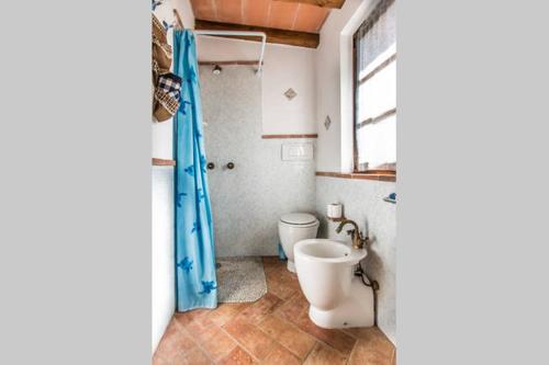 a bathroom with a toilet and a sink and a window at ❤Il Piccolo Nido...Romantico monolocale di Design❤ in Marina di Pietrasanta