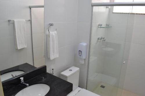 ALENCAR HOTEL tesisinde bir banyo