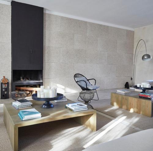 a living room with a table and a chair at Alqueria de Vilches in Cullera
