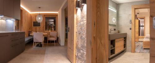 Una cocina o zona de cocina en Appartement Zillertal Klee mit Restaurant KleemenTine
