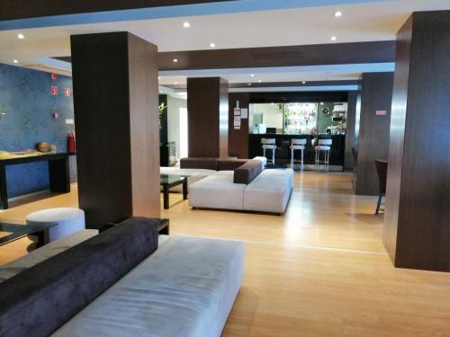 ein Wohnzimmer mit einem Sofa und einem Tisch in der Unterkunft Hotel Monaco in Faro
