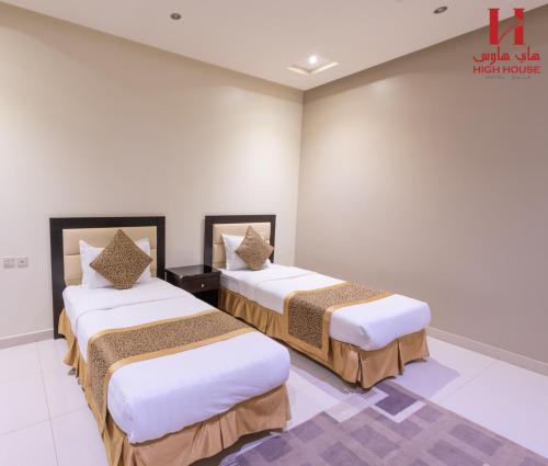 Katil atau katil-katil dalam bilik di High House