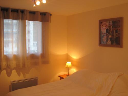 Un pat sau paturi într-o cameră la Le Cristal 2