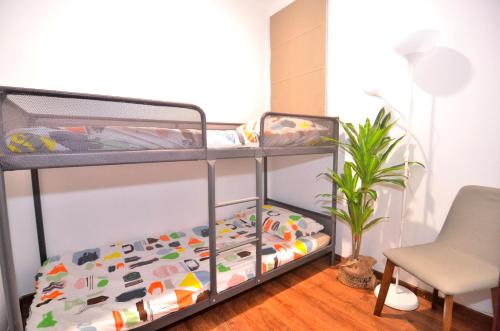 Ce lit se trouve dans un dortoir doté de 2 lits superposés. dans l'établissement Kuching City New Luxury Vivacity Suite A3, à Kuching
