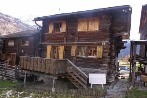 BrusonにあるChalet Michelの木造家屋