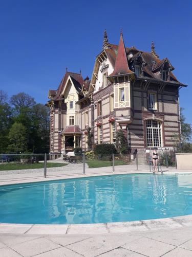伊帕特河畔巴澤科特的住宿－Château de la Râpée Hôtel restaurant，一座大房子,前面设有一个游泳池