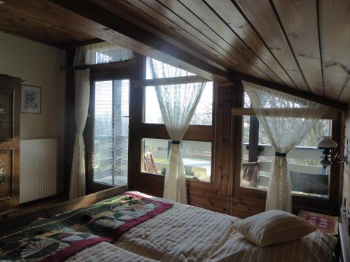 A bed or beds in a room at Gästezimmer Weiss