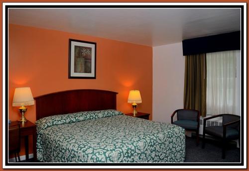 Una cama o camas en una habitación de The Cardinal Inn