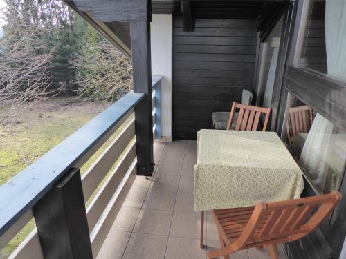 eine Terrasse mit einem Tisch und Stühlen auf einer Veranda in der Unterkunft Gästezimmer Weiss in Maria Taferl