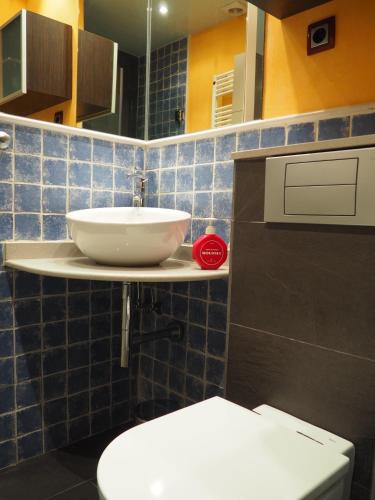 a bathroom with a sink and a toilet at loft apartamento con piscina in Sant Andreu de Llavaneres