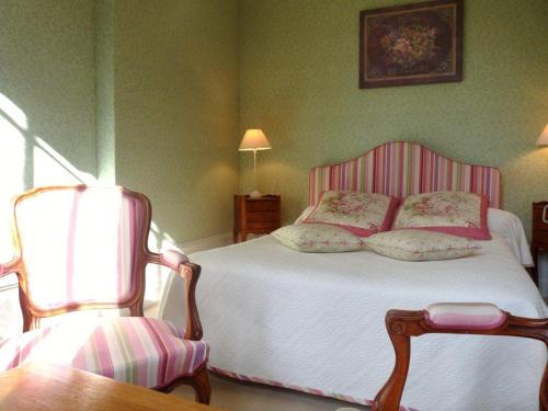 Postel nebo postele na pokoji v ubytování Château de la Râpée Hôtel restaurant