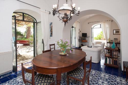 ein Esszimmer mit Tisch und Stühlen in der Unterkunft Casa Giardino in Positano