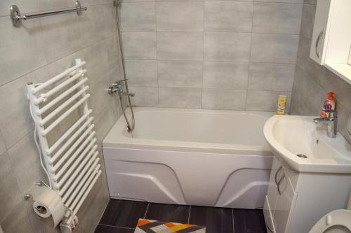 un bagno con vasca bianca accanto a un lavandino di Apartman MAŠA a Banja Luka